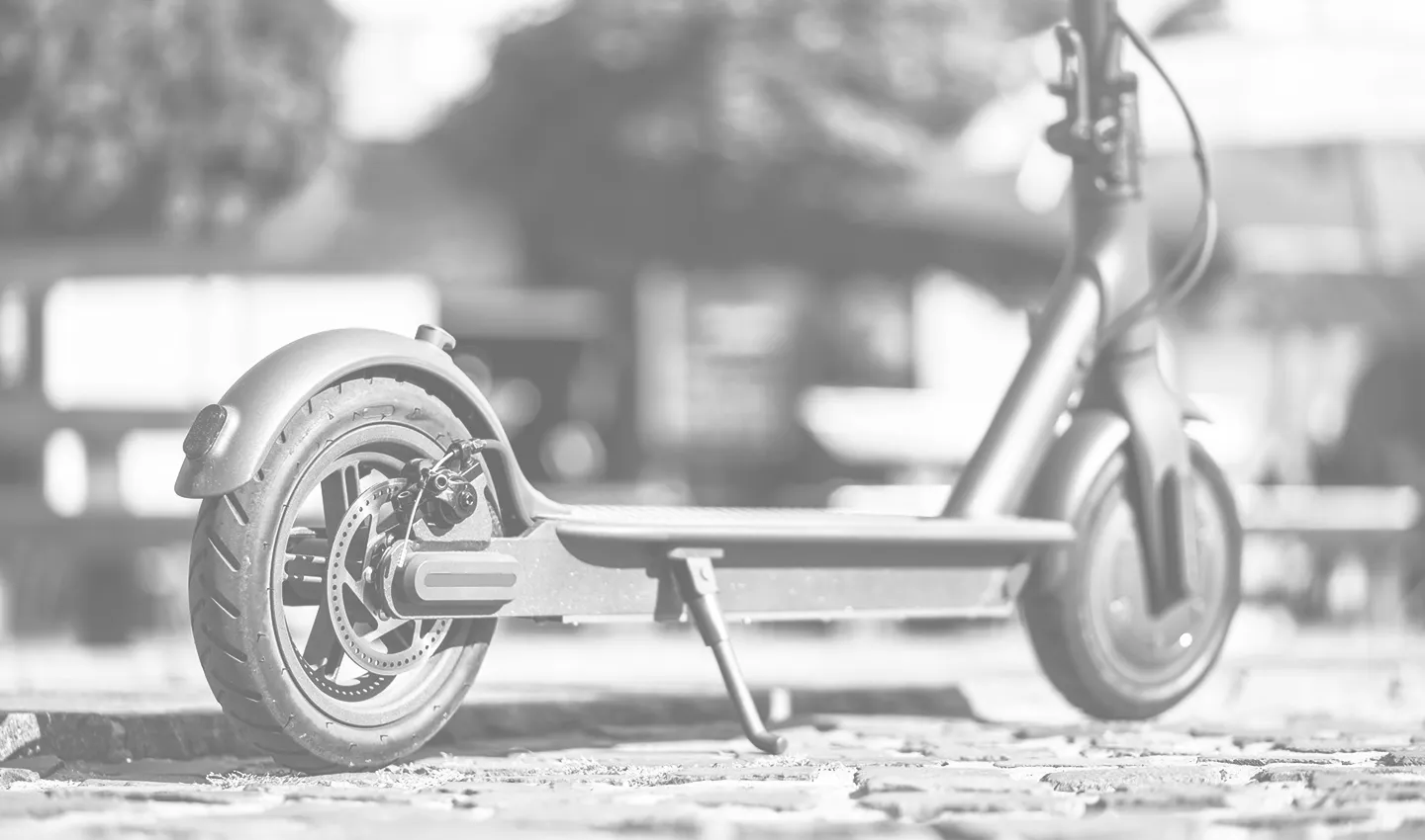 Scooter eléctrico moderno en la ciudad